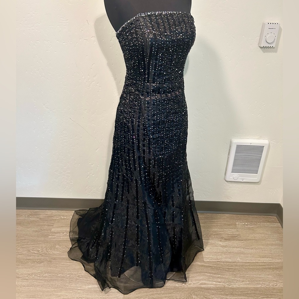 Elegant MoriLee Black Strapless Mermaid Gown – Size 7/8 with Matching Shawl